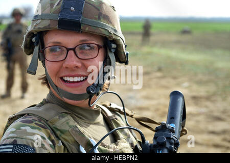 Staff Sgt Elizabeth Rosato, 755. Expeditionary Sicherheit Kräfte Staffel Reaper Team 1 Mitglied, patrouilliert in einem Dorf in der Nähe von Bagram Air Field, Afghanistan, 11. März 2013. Diese Gruppen Sicherheit Kräfte Mitglieder arbeiten Missionen "außerhalb der Draht" Gewährleistung der Sicherheit während der Schlüssel Führer Engagements und Treffen mit der lokalen Gemeinschaft. (U.S. Air Force Photo/Senior Airman Chris Willis) Stockfoto