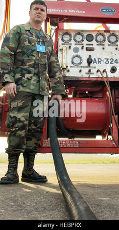 KALAIKUNDA AIR STATION, Indien (AFPN)--Staff Sgt Trey Norris überwacht die Betankung eines f-16 Fighting Falcon während Cope Indien 2006. Während der Übung arbeitete Sergeant Norris eng mit der Indian Oil Company zur Vollendung 146 Flugzeuge tankt--fast 235.000 Gallonen Kraftstoff. Sergeant Norris ist ein Brennstoffe Verteilung Supervisor aus der 374th Logistik Bereitschaft Squadron auf der Yokota Air Base, Japan. (Foto: U.S. Air Force Tech SGT Martin Jackson) Stockfoto