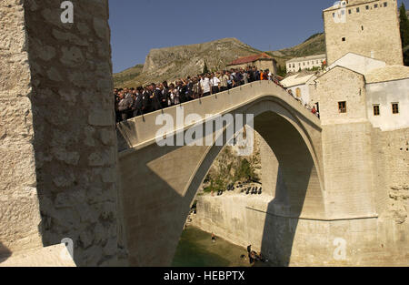 Einheimischen laufen über ihre erste Mal Stari am meisten bei der Eröffnung in Mostar, Bosnien-Herzegovina. Die "Alte Brücke" oder Stari die meisten, die die Städte Symbol ist, wurde während des Krieges Balkin 1993 zerstört. Es wurde offiziell für die Öffentlichkeit am 23. Juli 2004 nach mehrjähriger Rekonstruktion wiedereröffnet. (Foto: U.S. Air Force Staff Sgt Samuel Bendet) (Freigegeben) Stockfoto