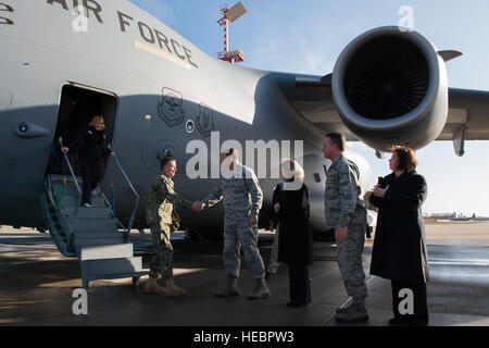 Admiral James A. Winnefeld Jr., links, stellvertretender Vorsitzender der Joint Chiefs Of Staff, wird von General Frank Gorenc, US Air Forces in Europa und Afrika Luftwaffen-Kommandant, während die USO Frühjahr besuchen auf Ramstein Air Base, Deutschland, 3. März 2015 begrüßt. Für die erste Station der internationalen Tour brachte die USO Indianapolis Colts Spieler Andrew Luck und Dwayne Allen, Colts Trainer Chuck Pagano, Pittsburgh Steelers Spieler David DeCastro, Entertainer Philip Phillips, Dennis Haysbert, Miss America 2015, Ace Young, Diana DeGarmo und Jason "Wee Man" Acuna, Ramstein, Militärangehörige und ihre Fa zu besuchen Stockfoto