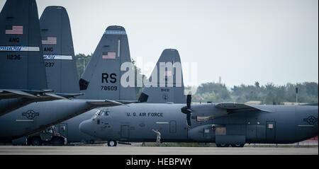 86. Aircraft Maintenance Squadron Flieger schleppen eine 37th Airlift Squadron C-130J Super Hercules in Position für den Betrieb des zweiten standhaft Javelin auf Ramstein Air Base, Deutschland, Sept. 3, 2014. Standhaft Javelin II bereitet, USA, NATO-Verbündeten und europäischen Sicherheitspartner einheitliches Land durch die gleichzeitige Kombination von Offensive, defensive, Geschäfte und Stabilisierungsoperationen angebracht, um die Mission und die Umwelt, und Interoperabilität mit Partnerstaaten zu liefern. (U.S. Air Force Photo/Flieger 1. Klasse Jordan Castelan) Stockfoto