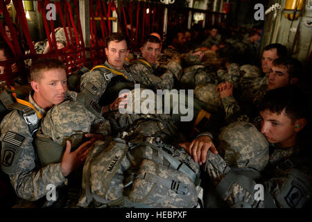 US-Armeesoldaten aus der 173rd Airborne Brigade Combat Team und Fallschirmjäger von 3. königliches kanadisches Regiment bereiten für einen static-Line Sprung aus einem US Luftwaffe C - 130 H Hercules aus der 142. Airlift Squadron 5. September 2014, auf Ramstein Air Base in Deutschland, während der Übung Steadfast Javelin. Standhaft Javelin II ist eine NATO-Übung mit mehr als 2.000 Truppen aus neun Nationen und findet in Estland, Deutschland, Lettland, Litauen und Polen. Die Übung konzentriert sich auf die Erhöhung der Interoperabilität und komplexe Operationen zwischen Alliierten Luft- und Bodentruppen durch Airborn synchronisieren Stockfoto