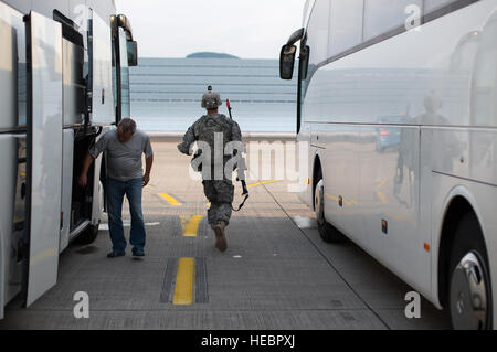 Ein Soldat, Apache Truppe, 1. Eskadron, 2. Kavallerieregiment zugeordnet läuft um zu fangen mit dem Rest seiner Mannschaft während standhaft Javelin II auf Ramstein Air Base, Deutschland, 5. September 2014. Standhaft Javelin II bereitet USA, NATO-Staaten und europäische Sicherheitspartner einheitliches Land Geschäfte durch die gleichzeitige Kombination von Offensive, Defensive und Stabilisierungsoperationen angebracht, die Mission und die Umwelt und auf Interoperabilität mit Partnernationen aufrecht zu erhalten. (U.S. Air Force Photo/Senior Airman Damon Kasberg) Stockfoto