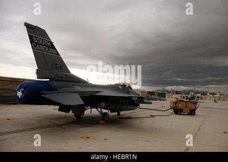 Eine f-16 Fighting Falcon von der 157. Jagdstaffel in McEntire Joint National Guard Base, S.C., sitzt auf dem Flug Linie am Kandahar Flugplatz, Afghanistan, als ein Sturm, 20. April 2012 nähert. Mitarbeiter werden von McEntire zur Unterstützung der Operation Enduring Freedom eingesetzt. Swamp Fox f-16 s, Piloten und Support-Mitarbeiter begannen ihre Air Expeditionary Force Bereitstellung Anfang April Missionen für das Air tasking Bestellung übernehmen und Luftunterstützung für die Truppen vor Ort in Afghanistan zur Verfügung zu stellen. (Foto der US Air Force / TSgt. Caycee Koch)... Stockfoto