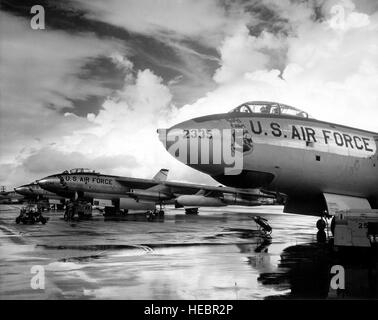 Strategic Air Command B-47 strahlgetriebene Bomber. Der weltweit erste Pfeilflügel-Bomber. Die B-47 normalerweise trug eine Besatzung von drei--Pilot, Copilot (wer den Schweif Turm ferngesteuert bedient) und ein Beobachter, der auch als Navigator, Bombardier und Radar Operator. Stockfoto