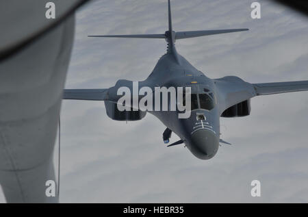 Ein B-1 b Lancer zugewiesen Ellsworth Air Force Base, S.D., Wanderwege hinter einem KC-135 Stratotanker während einer Antenne Betankung Ausbildungsmission 23. September 2014. Die B-1 b kann ist das Rückgrat der amerikanischen Langstreckenbomber Kraft. Es kann schnell massive Mengen an Präzision und Präzisionswaffen gegen jeden Gegner, überall auf der Welt zu jeder Zeit liefern. Die KC-135 ist Fairchild AFB zugeordnet. (US Air Force Foto von Senior Airman Mary O' Dell/freigegeben) Stockfoto