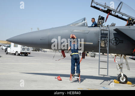 Staff Sgt Omar, Ober- und Staff Sgt Jared, F-15E Crew Chiefs, bereiten das Flugzeug sicher für Wartung während einer Inspektion nach dem Flug an einem unbekannten Ort im Südwesten Asien 25. Februar 2015. Die F-15E Strike Eagle ist ein Doppel-Rolle Kämpfer darauf ausgelegt, Luft-Luft- und Luft-Boden-Missionen. Beide Piloten sind derzeit im Einsatz von Seymour Johnson Air Force Base, N.C (U.S. Air Force Photo/techn. Sgt. Marie Brown) Stockfoto