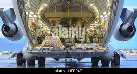 Soldaten der US Army Alaska 1st Stryker Brigade Combat Team, 3. Bataillon, 21. Infanterie-Regiment, Last eine US Luftwaffe c-17 Globemaster III Flugzeug auf der Flightline auf gemeinsamer Basis Elmendorf-Richardson, Alaska, 10. September 2013. Die Soldaten mit ihren Strykers aus Fort Wainwright, Alaska, zur Teilnahme an einer Kampftraining-Übung mit USARAKs 4. Infantry Brigade Combat Team in JBER transportiert. (US Air Force Foto von Justin Connaher/freigegeben) Stockfoto