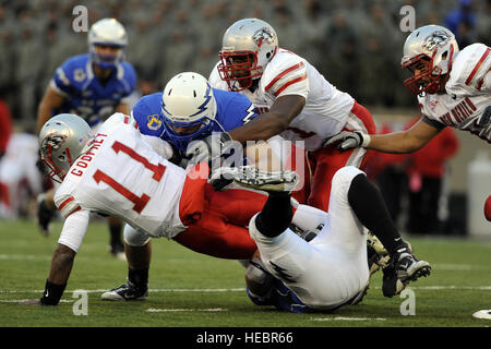 Patrick Hennessey, ein senior Linebacker mit der United States Air Force Academy (USAFA) Fußballmannschaft, befasst sich mit Stumpf ungern, der Quarterback für die University of New Mexico Lobos, während eines Spiels auf die USAFA in Colorado Springs, Colorado, 13. November 2010. Die Falcons schlagen New Mexico 48-23. (US Air Force Foto von Mike Kaplan/freigegeben) Stockfoto