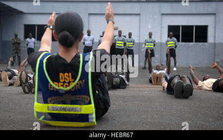 Armed Forces of Liberia Drill Sergeants als US Army Staff Sgt Ashley Gregory, Drill Sergeant Lehrer beobachten wird veranschaulicht, wie körperliches Training während Drill Sergeant Auffrischungskurs am Lager Ware, Liberia zu führen. Zwei US-Army-Instruktoren von Fort Jackson, S.C., unterstützt Betrieb Weiterreise Liberty einen einwöchige Drill Sergeant Refresher-Kurs zu unterrichten, wie die AFL bereitet sich auf rund 150 neue Rekruten zu gewinnen. OOL bietet Mentoring für AFL, eine in der Lage, angesehene Kraft liberianische Interessen in der westafrikanischen Region schützen zu produzieren. Darüber hinaus entwickelt die OOL l Stockfoto