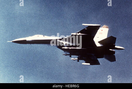 Eine Luft/Luft-linke Seitenansicht eines sowjetischen SU-27 Flanker-Flugzeugs. Stockfoto