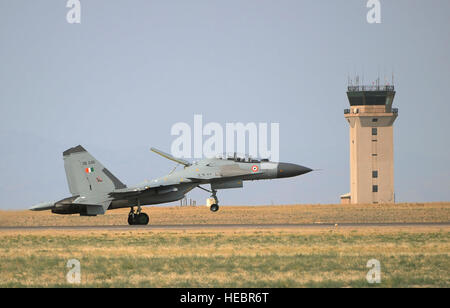 MOUNTAIN HOME AIR FORCE BASE, Idaho--An Indian Air Force SU - 30K-Jet landet um Mountain Home Air Force Base, zusammen mit sieben anderen mit Flieger trainieren hier 17 Juli. Dies ist das erste Mal in der Geschichte wurde der Indian Air Force auf amerikanischem Boden, mit US-Kampfflugzeuge zu trainieren. Sie werden unter Ausnutzung der Mountain Home Air weite und mehrere Bereiche besser bereiten ihre Besatzungen für zukünftige Missionen fliegen. (Foto der US Air Force / Flieger 1. Klasse Ryan Crane) (Veröffentlicht von Staff Sgt Brian Stives, 366. Fighter Wing Public Affairs Office) Stockfoto