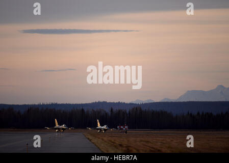 US Air Force f-16 Fighting Falcons zur 18. Aggressor Squadron versetzt warten von Eielson Air Force Base, Alaska, 10. Oktober 2016, während rote Fahne-Alaska (RF-A) 17-1 auszuziehen. RF-A ist eine Reihe von Pacific Air Forces unter der Regie von Kommandant Bereich Übungen, so dass gemeinsame und internationale Einheiten, ihre Fähigkeiten zu schärfen, durch simulierte Kampfeinsätze in eine realistische Gefahr aus der Umgebung innerhalb des gemeinsamen Pazifik Alaska Range Complex, das größte fliegende instrumentiert, Luft, Boden und elektronische Kampftraining Bereich in der Welt. (Foto: U.S. Air Force Master Sgt. Karen J. Tomasik) Stockfoto