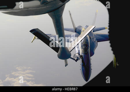 Eine Boeing KC-135 Stratotanker von McConnell Air Force Base, kan betankt sieben F/A-18 Super Hornets aus der US Navy Flug Demonstration Squadron, die Blue Angels, 20. Juli 2014, in den Himmel über Missouri. Die Blue Angels sind die Marine Präzision-fliegende Demonstration Team und waren Rückkehr aus einer Performance in Ouffutt, Nebraska (U.S. Air Force Fotos/Senior Airman Trevor Rhynes) Stockfoto