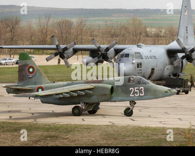 Eine bulgarische Luftwaffe Flugzeuge SU-25 Frogfoot taxis vorbei ein US Air Force C-130E Hercules-Flugzeuge in Bezmer Aviation Base, Bulgarien, 31. März 2008, vor dem Fliegen eines Ausfall für Übung thrakischen Frühjahr 2008. Die jährlichen bilateralen Übung zwischen den USA und Bulgarien schult und verbessert die Interoperabilität zwischen den beiden Nationen. (Foto: U.S. Air Force Master Sergeant Scott Wagers) (Freigegeben) Stockfoto