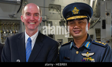 US-Botschafter in Brunei Daniel L. Shields, links, posiert für ein Foto mit einem Royal Brunei Luftwaffe Offizier an Bord einer c-17-Globlemaster-III während der 4. Biennale von Brunei Darussalam Verteidigung Weltausstellung, auf der Flightline auf Rimba Air Base, 3. Dezember 2013. Gemeinsame Basis Pearl Harbor-Hickam Personal werden die c-17 Globemaster III durch statische Displays und Luftaufnahmen Demonstrationen während BRIDEX präsentieren.  BRIDEX 13 ist eine Gelegenheit für networking und sharing-Technologie mit regionalen Partnern und Verbündeten baut starke multilaterale Beziehungen, Zusammenarbeit erhöht und verstärkt p Stockfoto