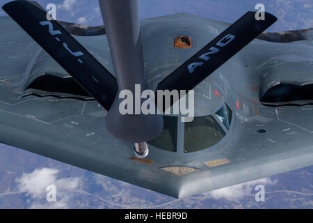 Ein b-2 Spirit nähert sich den Betankung Boom von einem KC-135 Stratotanker, 2. April 2014, in New Jersey. Air Force ROTC jüngstere Söhne beobachtet das tanken als Bestandteil einer Orientierung Flugprogramm. Die KC-135 ist der 108. Wing, New Jersey Air National Guard zugeordnet. Die b-2 ist der 509. Bomb Wing, Whiteman Air Force Base, Missouri (U.S. Air National Guard Foto/Master Sergeant Mark C. Olsen) zugeordnet Stockfoto