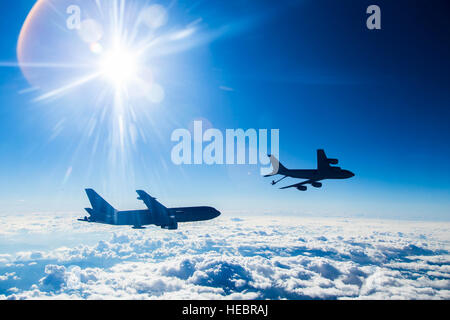 Fotos von Boeings KC-46A, links, Prüfungen während des Fluges in Empfänger Bildung bei verschiedenen Geschwindigkeiten und Höhen hinter der KC-10 Extender oder die KC-135 Stratotanker Flugzeug Beschleunigung und Vibrationen ausgesetzt. Tests für diese Phase wurde von Edwards Air Force Base, Kalifornien, koordiniert und durchgeführt über Owens Valley und Teile der westlichen Mojave-Wüste. Stockfoto