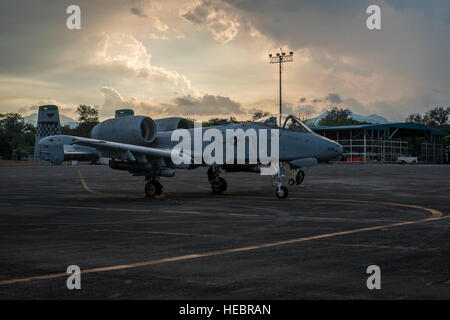 Ein US-Air Force A - 10C Thunderbolt II, 51. Fighter Wing, Osan Air Base, Republik Korea, sitzt auf dem Flug Linie der Clark Air Base, Philippinen, 16. April 2016, als Teil einer neu Stand up Air Kontingent in der Indo-Asien-Pazifik-Region. Das Kontingent erste Iteration besteht aus fünf A-10Cs, drei HH - 60 G Pavehawks und ca. 200 Pacific Air Forces Personal einschließlich des Personals, Flugpersonal, Betreuer, Logistik und Support. Die A-10 C wurden ausgewählt, da sie waren bereits im Ort unterstützen Übung Balikatan 16 und nachweisliche operiert von kurz- und strenge airst Stockfoto