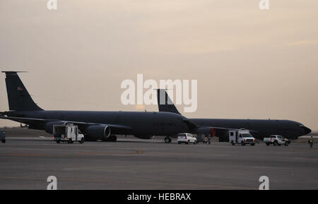 Wartung-Flieger arbeiten an KC-135R Stratotankers als die Sonne untergeht 9. April 2010, bei einer nicht offengelegt Basis in Südwestasien. Die KC-135 wurde nach vorne eingesetzt, um Luft tanken mit der 380. Air Expeditionary Wing aus dem 376th AEW am Transit Center Manas, Kirgisien zu unterstützen. Die KC-135 s sind von Grand Forks Air Force Base, N.D. (US Air Force Foto/Master Sergeant Scott T. Sturkol/freigegeben) Stockfoto