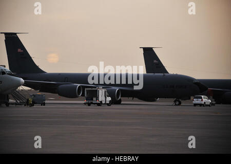 Wartung-Flieger arbeitest du auf eine KC-135R Stratotanker während die Sonne untergeht 9. April 2010, nicht offengelegt Basis in Südwestasien. Die KC-135 wurde nach vorne eingesetzt, um Luft tanken mit der 380. Air Expeditionary Wing aus dem 376th AEW am Transit Center Manas, Kirgisien zu unterstützen. Die KC-135 ist von Grand Forks Air Force Base, N.D. (US Air Force Foto/Master Sergeant Scott T. Sturkol/freigegeben) Stockfoto