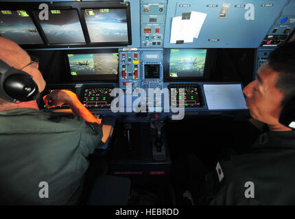 Mitglied der Royal Australian Air Force tankt RAAF F/A-18 von einem KC-30A Multi Rolle Tanker Transport während beobachtet von einem Japan Air Self-Defense Force Tanker Piloten während des Fluges zur Unterstützung der Nord-13 in der Nähe von Anderson Air Force Base, Guam, 13. Februar 2013 fertig zu werden. In der RAAF neue KC-30A sind die tanken-Systeme von Luftfahrtunternehmer Luft tanken im Cockpit, kontrolliert, die tanken auf 2D und 3D Bildschirmen anzeigen können. Cope North ist eine jährliche Luft Kampftaktiken, humanitäre Hilfe und Katastrophenhilfe Übung entwickelt, um die Bereitschaft und die Interoperabilität der US Air Force, Ja zu erhöhen Stockfoto