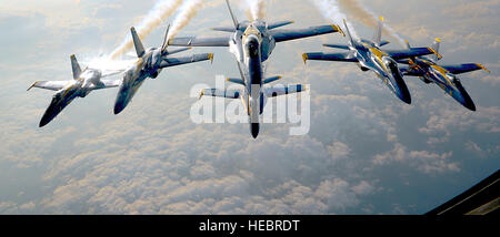 F/A-18 Super Hornets zugewiesen der US Navy Flug Demonstration Squadron, die Blue Angels, fliegen in Formation, 20. Juli 2014, in den Himmel über Missouri. Die Blue Angels sind der Marine Präzision-fliegende Demonstration Team und eine Aufführung in Offutt Air Force Base, Nebraska (U.S. Air Force Fotos/Senior Airman Trevor Rhynes) abgeschlossen Stockfoto