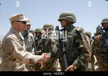 100527-F-1020B-018-Kabul - Supreme Allied Commander, Europa, Admiral James G. Stavridis, Kommandant, United States European Command, grüßt Afghan National Army Auszubildende bei Kabul Military Training Center 27. Mai 2010. Die Auszubildenden, beide Offiziere angeworben, in Woche vier natürlich ihre Advanced Combat sind und lernen, wie man als eine geschlossene Einheit zu arbeiten. (US Air Force Foto von Staff Sgt. Sarah Brown/freigegeben) Stockfoto