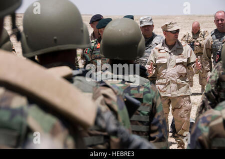 100527-F-1020B-029-Kabul - Admiral James G. Stavridis, Supreme Allied Commander, Europa und Kommandant, United States European Command, Vorträge, Afghan National Army Auszubildende bei Kabul Military Training Center 27. Mai 2010. Die Auszubildenden, beide Offiziere angeworben, in Woche vier natürlich ihre Advanced Combat sind und lernen, wie man als eine geschlossene Einheit zu arbeiten. (US Air Force Foto von Staff Sgt. Sarah Brown/freigegeben) Stockfoto