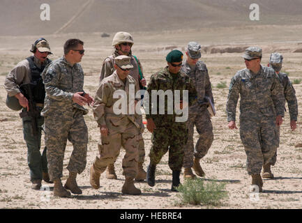 100527-F-1020B-006-Kabul - Supreme Allied Commander, Europa, Admiral James G. Stavridis, Kommandant, United States European Command, kommt in Kabul Military Training Center 27. Mai 2010. Das Schulungszentrum ist wo 10.000 afghanische Nationalarmee Rekruten aus- und Weiterbildung Kurse besuchen.  (US Air Force Foto von Staff Sgt. Sarah Brown/freigegeben) Stockfoto