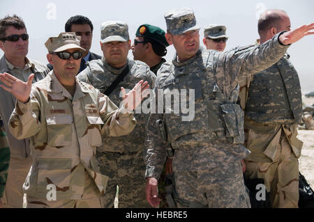 100527-F-1020B-010-Kabul - Supreme Allied Commander, Europa, Admiral James G. Stavridis, Kommandant, United States European Command ist rund um die Kabul Military Training Center 27. Mai 2010 gezeigt. Das Schulungszentrum ist wo 10.000 afghanische Nationalarmee Rekruten grundlegende und fortgeschrittene Kampfausbildung Kurse besuchen. (US Air Force Foto von Staff Sgt. Sarah Brown/freigegeben) Stockfoto