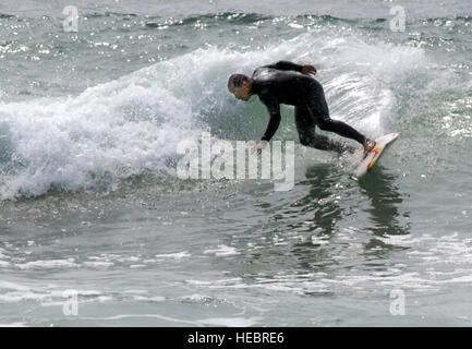 Eine einsame Surfer trotzt die eisigen Gewässern vor Vandenbergs Wand Strand Freitag.  Vandenberg wird von vielen als einer der besten Standorte in Kalifornien Surfen haben gesagt. (US Air Force Foto/Staff Sgt. Raymond Hoy) Stockfoto