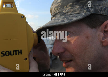 Master Sgt. Jerome Oliver, 732. Expeditionary Bauingenieur-Geschwader Operationen Superintendent, nutzt ein Umfrage-Tool zum Anzeigen der zukünftigen Website einer neuen Schule. Jerome, ein Eingeborener von Aurora Ind. wird bereitgestellt von Tyndall Air Force Base, Florida Stockfoto
