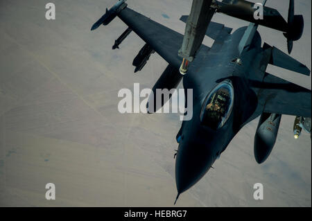 Eine f-16 Fighting Falcon Ansatz der Betankung einer KC-10 Extender über den Irak, 16. Juli 2016-Boom. Flieger aus der 908th Expeditionary Air Refueling Squadron betankt f-15 Strike Eagles, belgische Luftwaffe f-18 Super Hornets, eine b-52 Stratofortress und f-16 Fighting Falcons Betreuung kombiniert Joint Task Force-Betrieb innewohnende zu beheben. Den USA und mehr als 60 Koalitionspartner zusammenarbeiten, um zu beseitigen die Terrororganisation ISIL und die Drohung, die sie darstellen, Irak und Syrien.  (US Air Force Foto/Staff Sgt Larry E. Reid Jr., veröffentlichte) Stockfoto