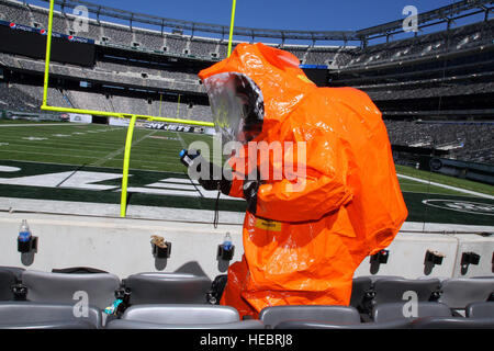 SPC. Christopher Maute, 21. Civil Support-Team (Weapons of Mass Destruction), sucht nach simulierten verdächtige Objekte während eines Waffen Massenvernichtungswaffen Übung bei der New Meadowlands Stadium, 14. September 2010. Die 21. CST gesellte sich von den Bergen County Office of Emergency Management, gemeinsame Basis McGuire-Dix-Lakehurst Office of Emergency Management der United States Coast Guard Atlantic Strike Team, Meadowlands Fire Department und der New Jersey State Police für eine Ausbildung bei dem Stadion befindet sich in East Rutherford. Die Einheiten vertraut sich mit dem Stadion im Falle sie r Stockfoto