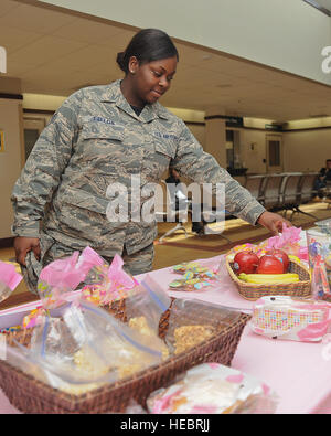 Staff Sgt Jasmin Felder, 344th Air Refueling Squadron Luftfahrt Rückgriff Management Unteroffizier verantwortlich, schnappt sich eine Tasche von Backwaren, 21. März 2014, McConnell Air Force Base, kan medizinische Gruppe Flieger gehostet Kuchenverkauf um Geld für Krankenschwester-Tech-Woche, die in Verbindung mit der zivilen nationalen Krankenschwester Woche, 6. Mai bis 12 stattfindet. (U.S. Air Force Photo/Senior Airman Maurice A. Hodges) Stockfoto