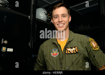 US Air Force Captain Stephen Grace, 79th Fighter Squadron Fighter Pilot, zeichnet sich durch seinen Spind in der 79. FS Umkleide Shaw Air Force Base, S.C., 3. Oktober 2014. Grace, ein Air Force Academy, Colorado Springs, Colorado, Absolvent, Attribute seiner anhaltenden Erfolg in der Air Force, um seine Wettbewerbsfähigkeit aus seine Schwimmkarriere entwickelt. (Foto: U.S. Air Force Airman 1st Class Jonathan Bass/freigegeben) Stockfoto