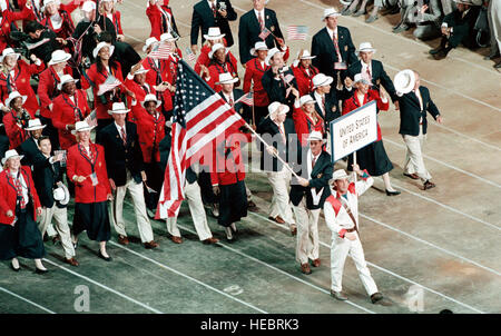 000915-F-4883S-011-Athleten aus den Vereinigten Staaten von Amerika März ins Olympiastadion während der Eröffnungsfeier für die Olympischen Spiele 2000 in Sydney, Australien, am 15. September 2000.  Fünfzehn US militärische Athleten konkurrieren in den Olympischen Spielen 2000 als Mitglied der US-Olympia-Team.  Neben den 15 konkurrierenden Athleten gibt es acht Stellvertreter und fünf Trainer, die jeweils die vier Dienste an verschiedenen Orten.  DoD-Foto von techn. Sgt. Rick Sforza, US Air Force.  (Freigegeben) Stockfoto