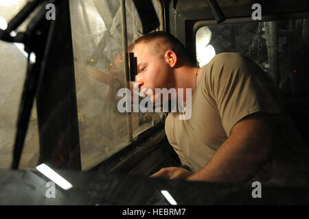 US Air Force Senior Airman Daniel Taylor, zur 386th Expeditionary Logistik Bereitschaft Squadron versetzt, beobachtet, wie anderen Staffelmitglieder und Flieger basieren auf gemeinsamer Basis McGuire-Dix-Lakehurst, New Jersey, entladen Paletten Flügelschlagfrequenz Beihilfen für Syriens Oppositionskoalition an einer geheimen Basis in Südwestasien 21. Mai 2013 gebunden. US-Truppen leistete humanitäre Hilfe für Flüchtlinge von den syrischen Bürgerkrieg. (US Air Force Foto von Senior Master Sergeant George Thompson/freigegeben) Stockfoto