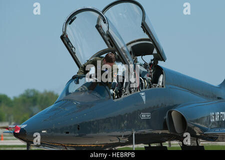 Piloten von einer t-38 Talon verlassen das Flugzeug für eine Betankung vor weiter nach ihrem nächsten Ziel 28. April 2015, Scott Air Force Base, Ill. Die t-38 ist in erster Linie gemeinsame spezialisierte Bachelor Schulflugzeuge eingesetzt, aber das Flugzeug wird auch verwendet für seine Begleiter Trainingsprogramm und experimentelle Ausstattung zu testen. (U.S. Air Force Photo/Senior Airman Tristin Englisch) Stockfoto