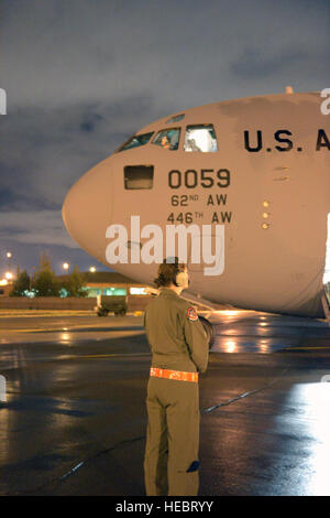 Flieger 1. Klasse Magen Bowles, 4. Airlift Squadron Loadmaster bereitet Start 1. November 2012, am Joint Base Lewis-McChord, Washington Eine c-17 Globemaster III-Flugzeuge und Piloten aus JBLM abgeholt Passagiere und Ausrüstung im März Air Reserve Base, Kalifornien, und brachten sie an die Ostküste, wo werden sie an verschiedenen Orten bei den Bemühungen zur Wiederherstellung der Energie zerstreuen. (US Air Force Foto/Staff Sgt. Frances Kriss) Stockfoto