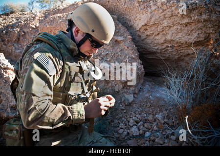 US Air Force Staff Sgt Daniel Esselstrom, 23. Tiefbau Squadron explosive Ordnance Entsorgung Techniker von Moody Air Force Base, bereitet sich auf eine Ladung während einer Eod Counter improvisierten Sprengkörpern Schulung 12. Dezember 2013, an Nellis AFB, Nevada festgelegt Die Vorgänge im Kurs zur Verfügung gestellt Re Kreationen der letzten wirklichen Leben Vorfälle. (Foto: U.S. Air Force Airman 1st Class Christopher Tam) Stockfoto