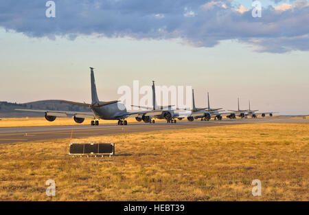 KC-135 Stratotankers aus der 92. und 141. Air Refueling Wings Line-up in Vorbereitung für den Start bei einer Betriebsbereitschaft Übung auf der Fairchild Air Force Base in Washington, 22. August 2014. Die Inspektionsteam Flügel geplant Übung erlaubt die Gesamtintegration Kraft-Einheiten testen und evaluieren ihre Fähigkeiten bietet ansprechende Luftbetankung und Betriebsunterstützung für das gesamte Spektrum der militärischen Missionen weltweit. (US Air Force Foto von Senior Airman Mary O' Dell/freigegeben) Stockfoto