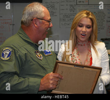 Senior Master Sgt Samuel G. Glasmire, 327 Airlift Squadron Stan/Eval Flight Engineer, zeigt Tara Conner, Miss USA 2006, sein Foto mit Miss USA 1987 aufgenommen während eines seiner Bereitstellungen Coronet Oak in Panama. USO von Philadelphia und südlichem New Jersey geplant Miss USA, Weide-Waldung. Frau Conner ist, dass die zweite Miss USA SMSgt Glasmire getroffen hat. Stockfoto