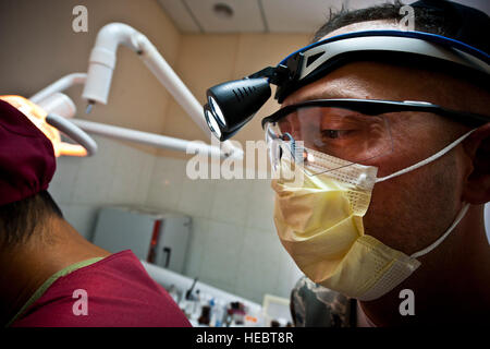 Capt Cody Krech überwacht Kirgisische Republik Lt. Aibek Mamadiyarov während einer zahnärztlichen Austausch auf der Besh Kungei Trauma Center, Kirgisistan, 16. August 2012. Krech besucht das Trauma-Zentrum, mit seinen Kirgisischen Republik militärische Gegenstück auf Zahnbehandlungen und chirurgische Extraktionen. Er ist ein 376th Expeditionary Praxisgemeinschaft Zahnarzt bereitgestellt von Scott Air Force Base, Illinois und gebürtig aus Barlow, KY. Stockfoto