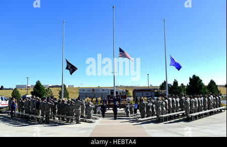 Die Teammitglieder der Buckley Air Force Base, Colorado, grüßen während einer Zeremonie zum Patriot Day, in der sie die am 11. September 2001 verloren gegangenen Personen ehren und den betroffenen Familien Tribut zollen. Der Patriot Day wird als nationaler Tag der Reflexion und des Erinnerns gefeiert. Stockfoto