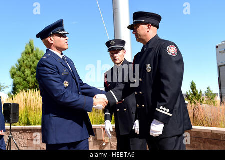 Die Mitarbeiter der Buckley Air Force Base ehren Feuerwehrleute während einer Zeremonie zum Patriot Day, würdigten ihre Dienste und reflektierten die Auswirkungen der Angriffe vom 11. September auf die nationale Sicherheit und internationale Angelegenheiten der USA. Stockfoto