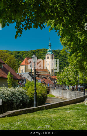 Katholische Kirche und den Fluss in der Mitte von Samobor, Stadt im Norden Kroatiens Stockfoto