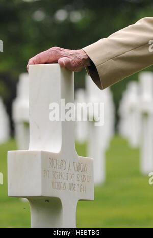 Leslie Cruise, ein Veteran des zweiten Weltkrieges zahlt seinen Respekt zu dem Mann, der ihm das Leben siebzig Jahren mit einer Kranzniederlegung Verlegung bei Lorraine American National Friedhof und Denkmal, St. Avold, Frankreich, 2. Juni 2014 gerettet. Am 7. Juni 1944 vor siebzig Jahren Lebensretter Pvt. Richard Vargas Cruise es während der Invasion in der Normandie. Kreuzfahrt ging nach Frankreich mehrmals vor diesem Besuch auf der Suche nach seinem Freund Grab um danke zu sagen. (U.S. Air Force Photo/Senior Airman Hailey Haux) Stockfoto