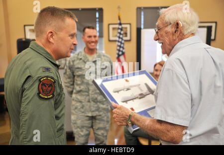 Colonel James Cluff, 432. Flügel / 432. Expeditionary Air Wing Commander, links, Geschenke Ruhestand 2nd Lt. William Whitaker mit dem Flügel Lithographie 15. September 2014, Creech Air Force Base, Nevada Whitaker sprach mit mehr als 100 Flieger über seine Zeit als Kriegsgefangener in das Army Air Corps bei einem Frühstück im Rahmen der POW/MIA Erinnerung Week. (Foto: U.S. Air Force Airman 1st Class Christian Clausen/freigegeben) Stockfoto